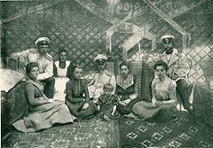 Бригада сотрудников Кронштадтского морского госпиталя в юрте в период борьбы с чумой в Астраханском крае(1901 г.)