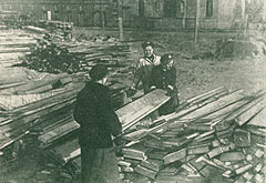 Медицинский персонал госпиталя на заготовке дров (1943 г.)