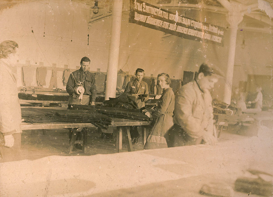 Закройный цех  Кронштадтской швейной фабрики