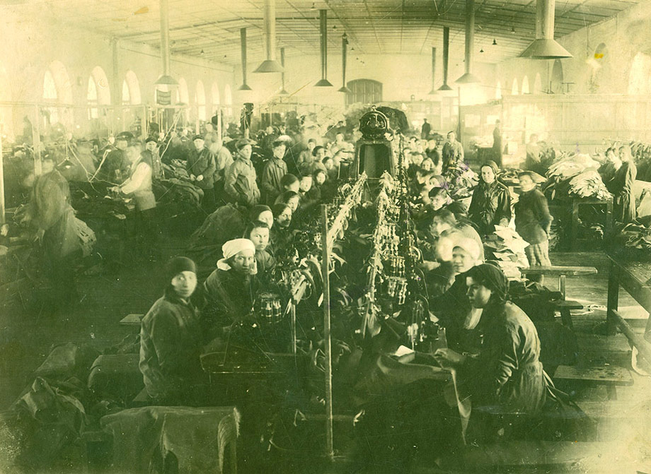 Рабочие белошвейного и суконного цехов Кронштадтской швейной фабрики, 1929 г. 