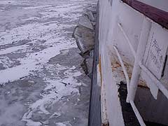 Ледокол рубит по лед Финского залива