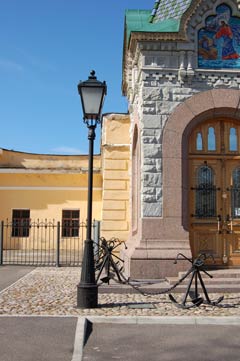 Вид на здание бывшей Богоявленской часовни и Гаупвахты