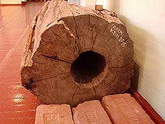 Фрагмент деревянной водопроводной трубы