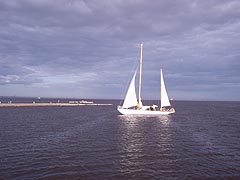 Яхта у Ленинградской пристани