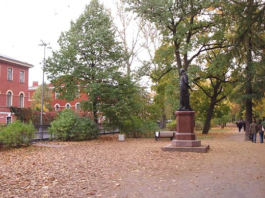 Памятник адмиралу Фаддею Фаддеевичу Беллинсгаузену. Кронштадт.