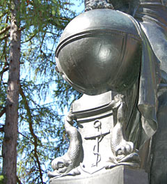 Фрагмент памятника адмиралу Беллинсгаузену в Кронштадте