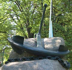 Фрагмент памятника погибшим на клипере «Опричник». Кронштадт.