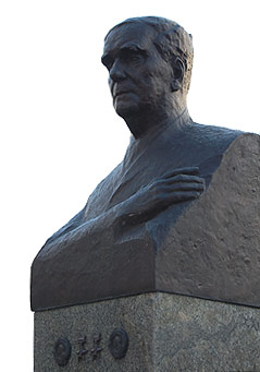 Кронштадт. Памятник-бюст П. Л. Капице. 1979 г.
