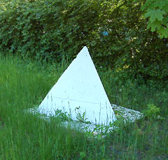 Фрагмент обелиска погибшим в Великой Отечественной войне в Кронштадте. Один из надолбов.