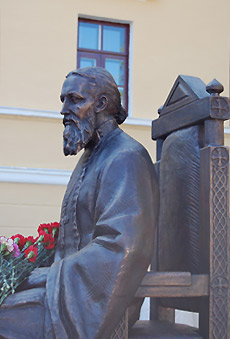 Фрагмент памятника Иоанну Кронтадтскому в Кронштадте