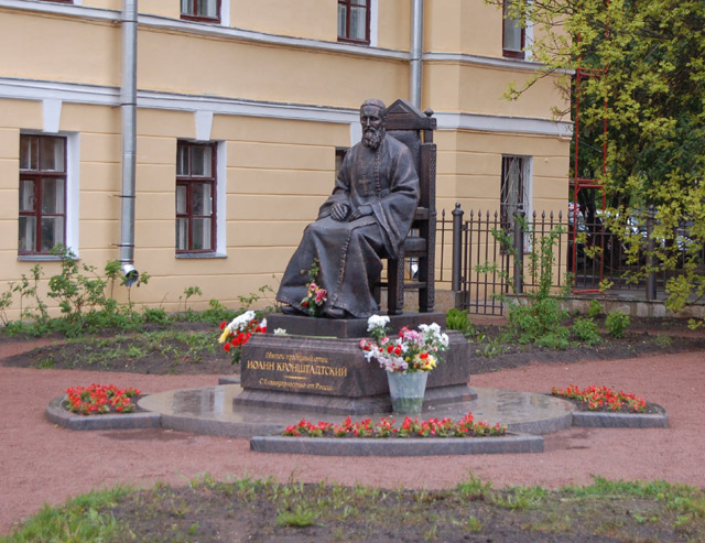 Памятник Иоанну Кронштадтскому в Кронштадте