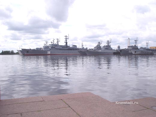 Вид на Среднюю гавань с Петровской пристани. Кронштадт.