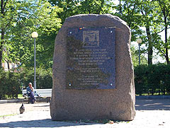 Памятный гранитный знак, установленный на месте бывшего Андреевского собора. Кронштадт.