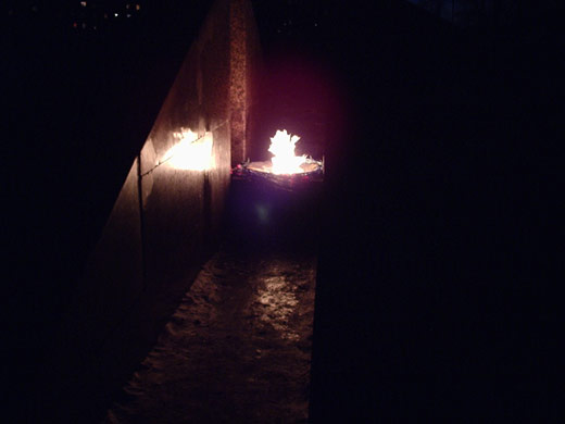 Огонь Братской могилы на Якорной площади в Кронштадте