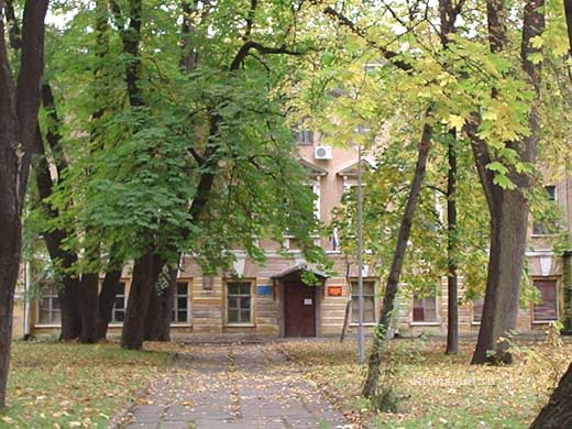 Здание бывших Минных офицерских классов в Кронштадте.